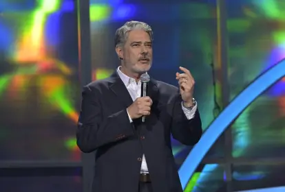 BONNER IRONIZA A BAND EM EVENTO DA GLOBO E REVOLTA A WEB: “ARROGANTE E DESRESPEITOSO!”